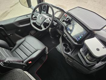 S660 V8 6x2/4 / 2 x PTO / PARKING COOLER / FULL AIR